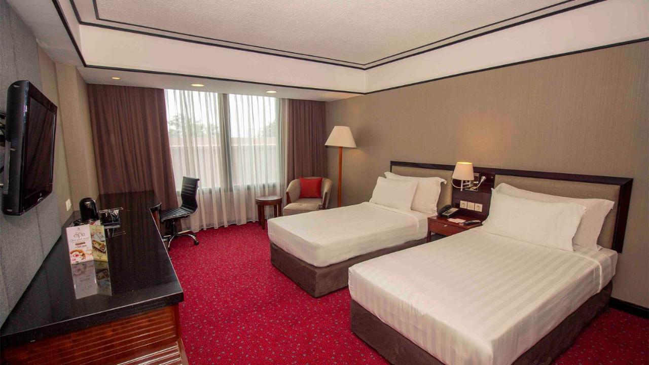 Redtop Hotel & Convention Center Jakarta Exterior photo