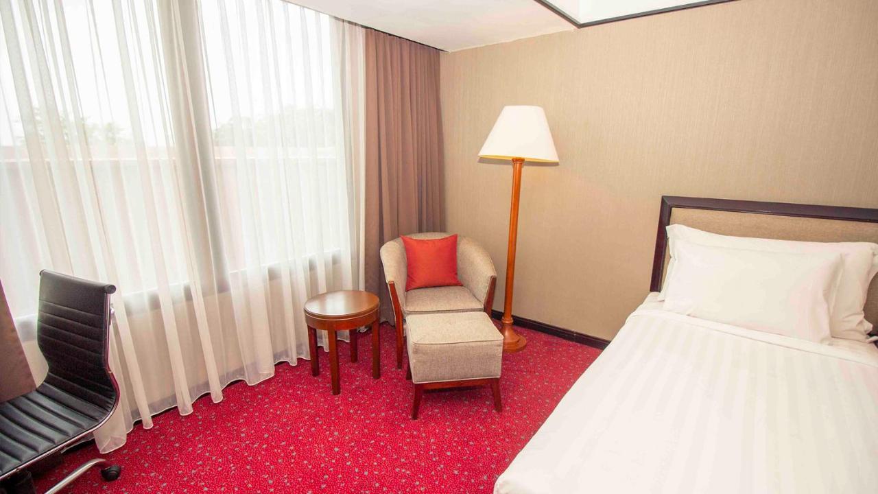 Redtop Hotel & Convention Center Jakarta Exterior photo