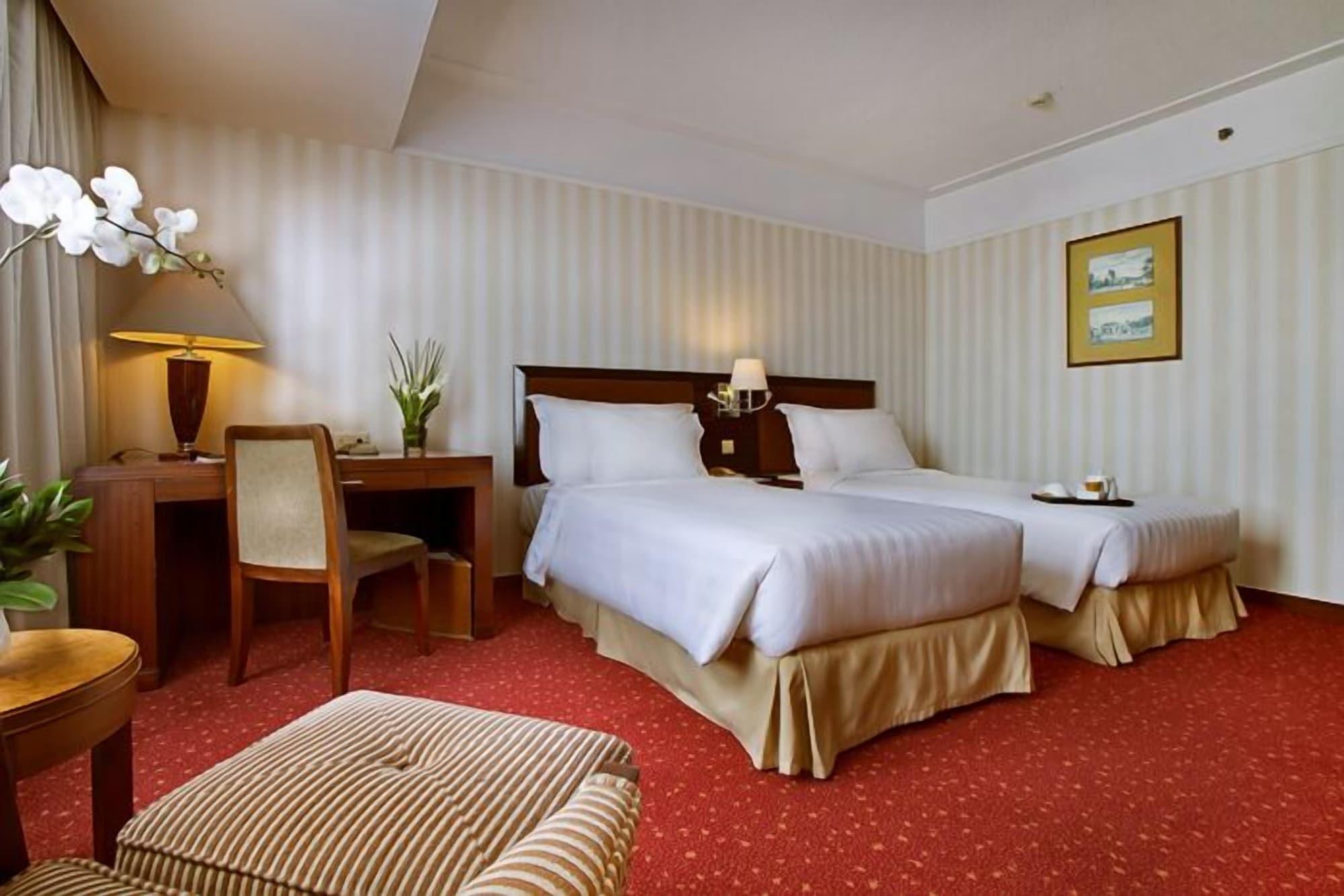 Redtop Hotel & Convention Center Jakarta Exterior photo